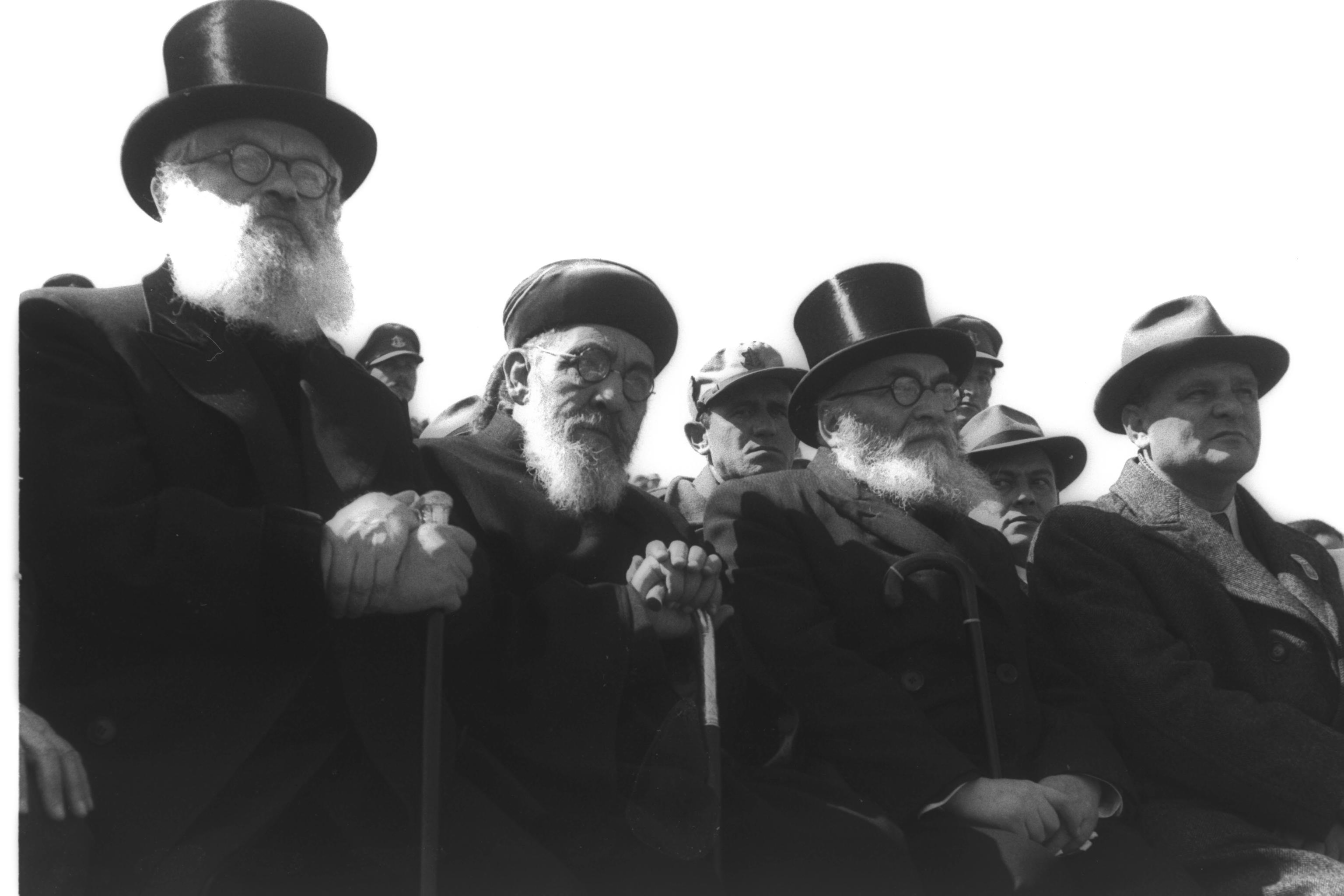 הרב האשכנזי הראשי לישראל יצחק אייזיק הלוי הרצוג (משמאל) ולצידו עמיתו הספרדי הרב בן ציון מאיר חי עוזיאל והרב איסר יהודה אונטרמן בטקס זכרון בשער הגיא בטו בשבט תשט, 14.2.1949 , לעמ
