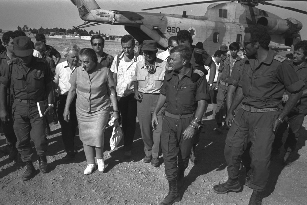 ראש הממשלה גולדה מאיר מלווה בשר ישראל גלילי (לשמאלה) ובשר הביטחון משה דיין (שני מימין לה) בביקור בגזרת הלחימה בדרום, 29 באוקטובר 1973. מימין לדיין מפקד האוגדה אברהם אדן. צילם: יהודה ציון, לשכת העיתונות הממשלתית