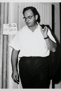 יצחק נבון, מנהל מחלקת התרבות במשרד החינוך, מגיע לבסיס קליטה ומיון בתל השומר, במטרה לראיין חיילות לטובת מבצע 'ביעור הבערות', 1 ביולי 1963. לשכת העיתונות הממשלתית